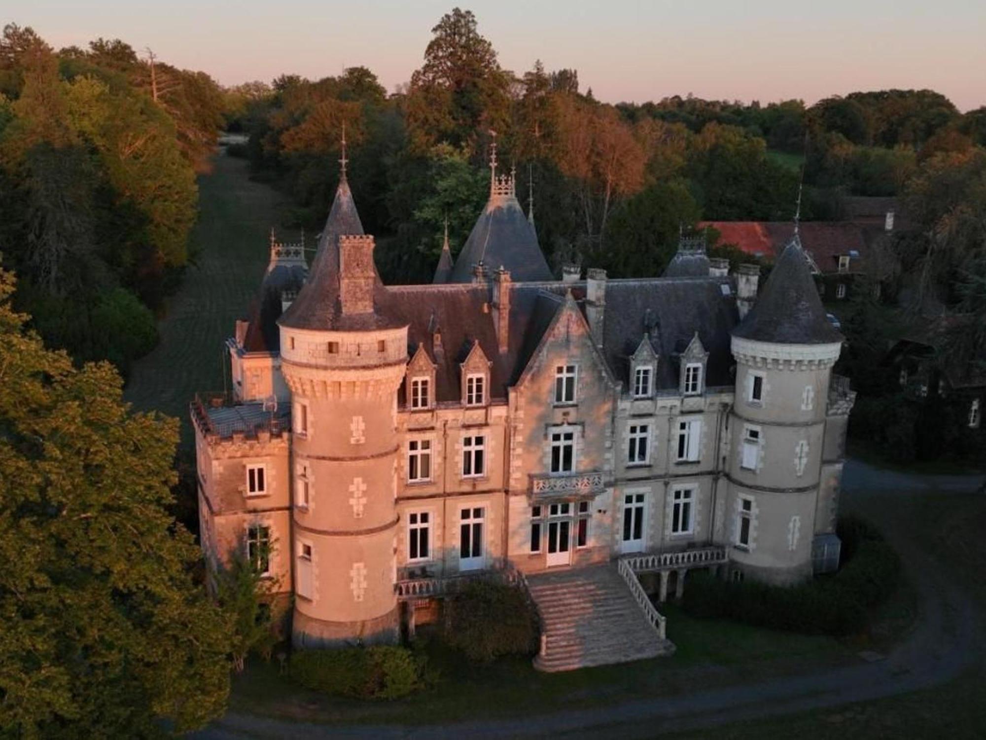 Sejour De Charme Au Chateau Avec Petit-Dejeuner Et Parking - Fr-1-591-705 Cluis Dış mekan fotoğraf