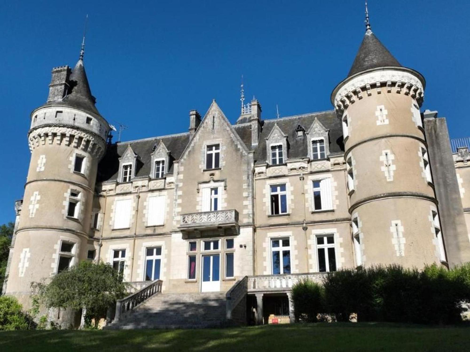 Sejour De Charme Au Chateau Avec Petit-Dejeuner Et Parking - Fr-1-591-705 Cluis Dış mekan fotoğraf