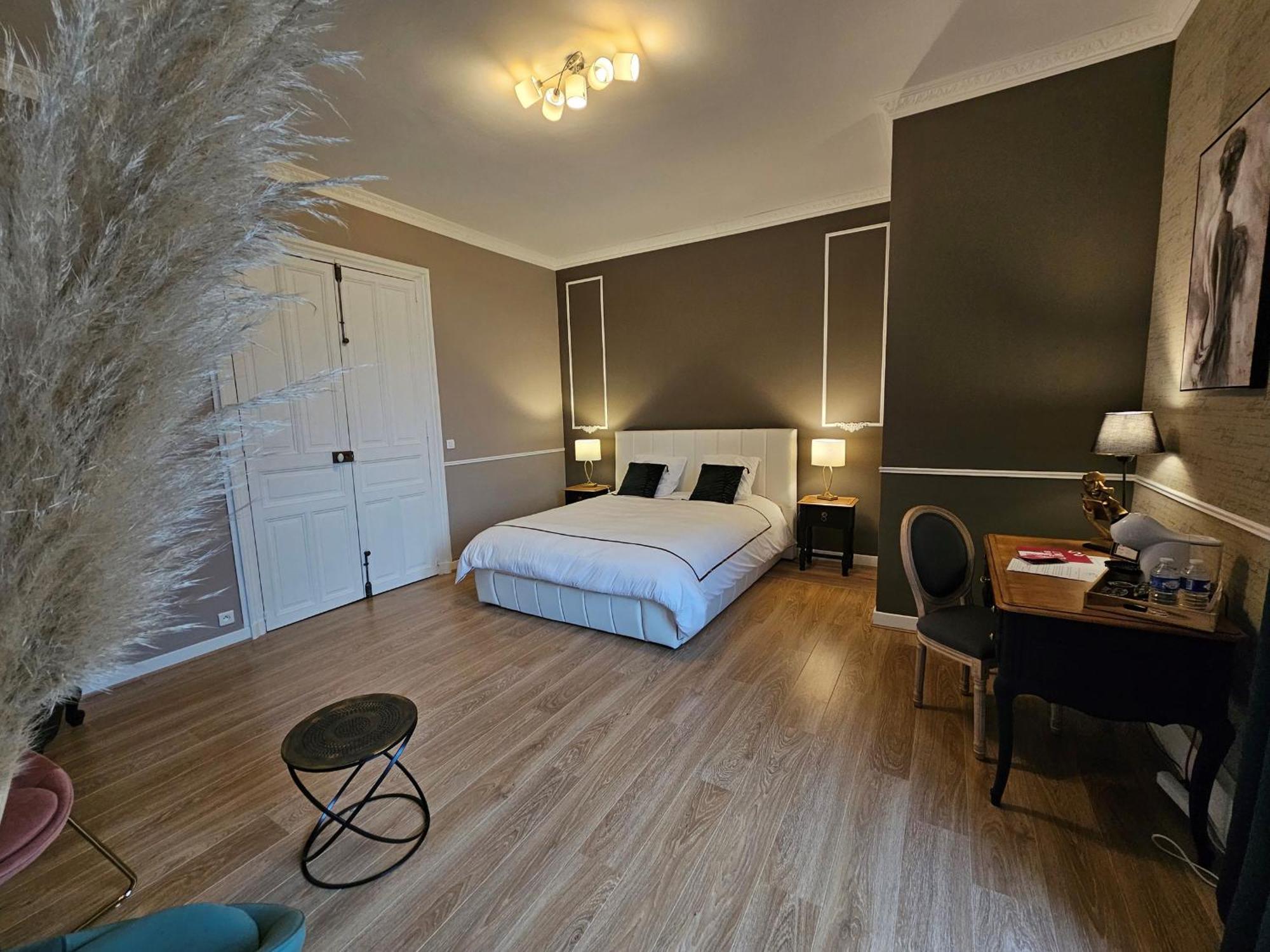 Sejour De Charme Au Chateau Avec Petit-Dejeuner Et Parking - Fr-1-591-705 Cluis Dış mekan fotoğraf